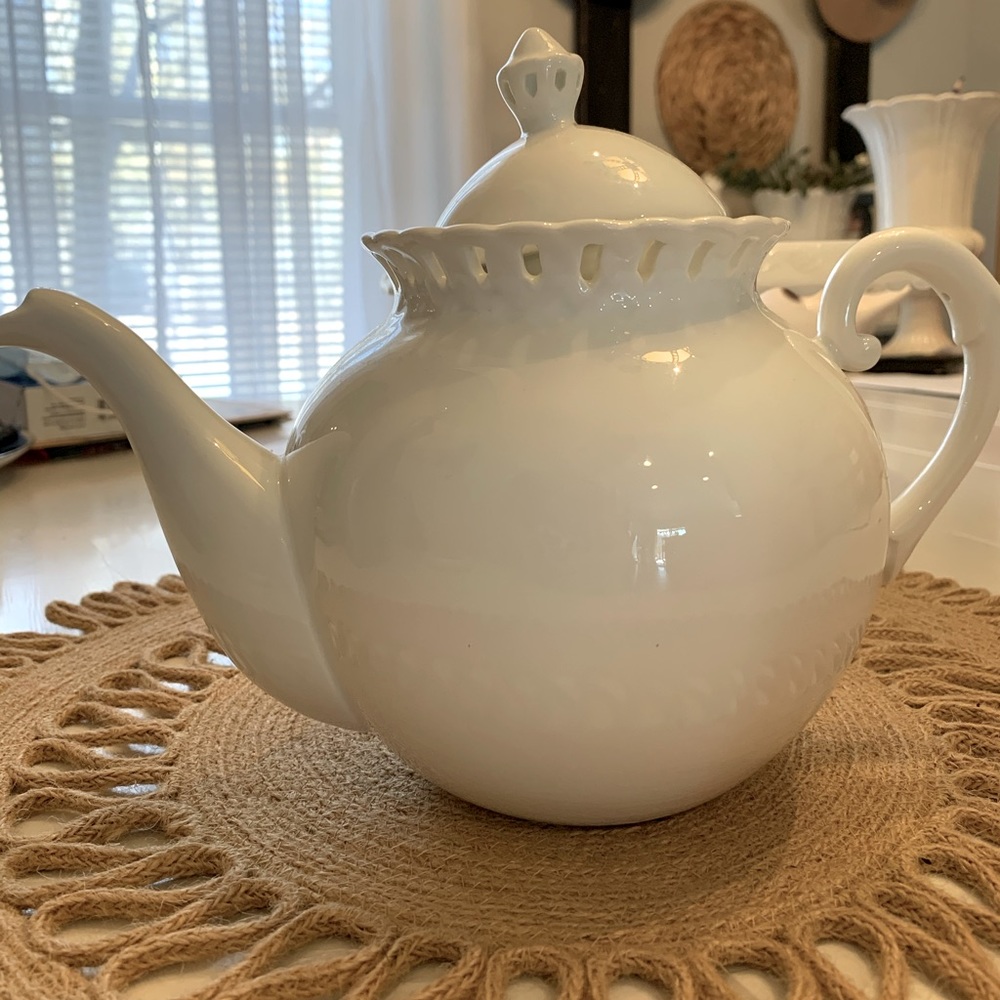 Coastline White Ceramic Teapot
